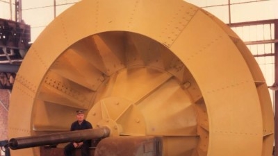 André Dujardin, chaudronnier, prenant la pose sur un turbo-séparateur qu‘il a contribué à fabriquer et à assembler
