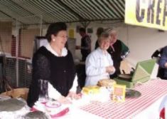 Annie et Viviane attendent les amateurs de <br />crêpes faites avec la farine du moulin<br /> <br /><br />