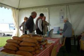 Dans le stand, la vente du pain et aussi des produits dérivés vendus par Paulette