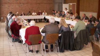 Une belle table de convives