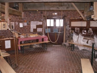 A gauche le comptoir d‘accueil des visiteurs et à droite la bluterie