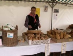 José s‘apprête à vendre les pains confectionnés par les boulangers d‘Achicourt