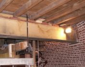 les lambourdes du plancher sont ensuite calées et un bel habillage placé