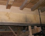 les lambourdes du plancher sont ensuite calées et un bel habillage placé