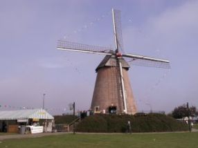 Le moulin et le stand attendent les visiteurs