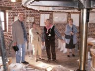 Max et Pierre donnent les explications sur le fonctionnement du moulin