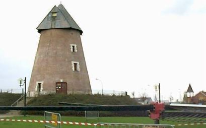 les ailes ont été déposées au pied du moulin