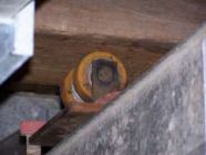 la poutre glisse sur des rouleaux à l‘intérieur du moulin