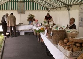 Les visiteurs ne sont pas encore arrivés dans le stand    