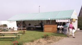 Le moulin et le stand attendent les visiteurs