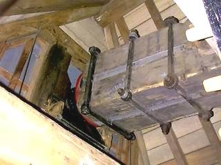 L‘extrémité de l‘arbre moteur recevant à l‘extérieur de la toiture les ailes